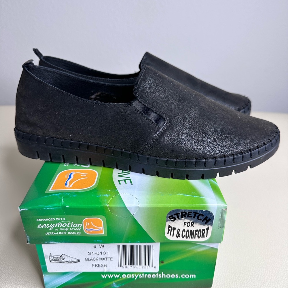 closed sandal Easy Street Size 9W .soft!! Good Condition.  (L49)